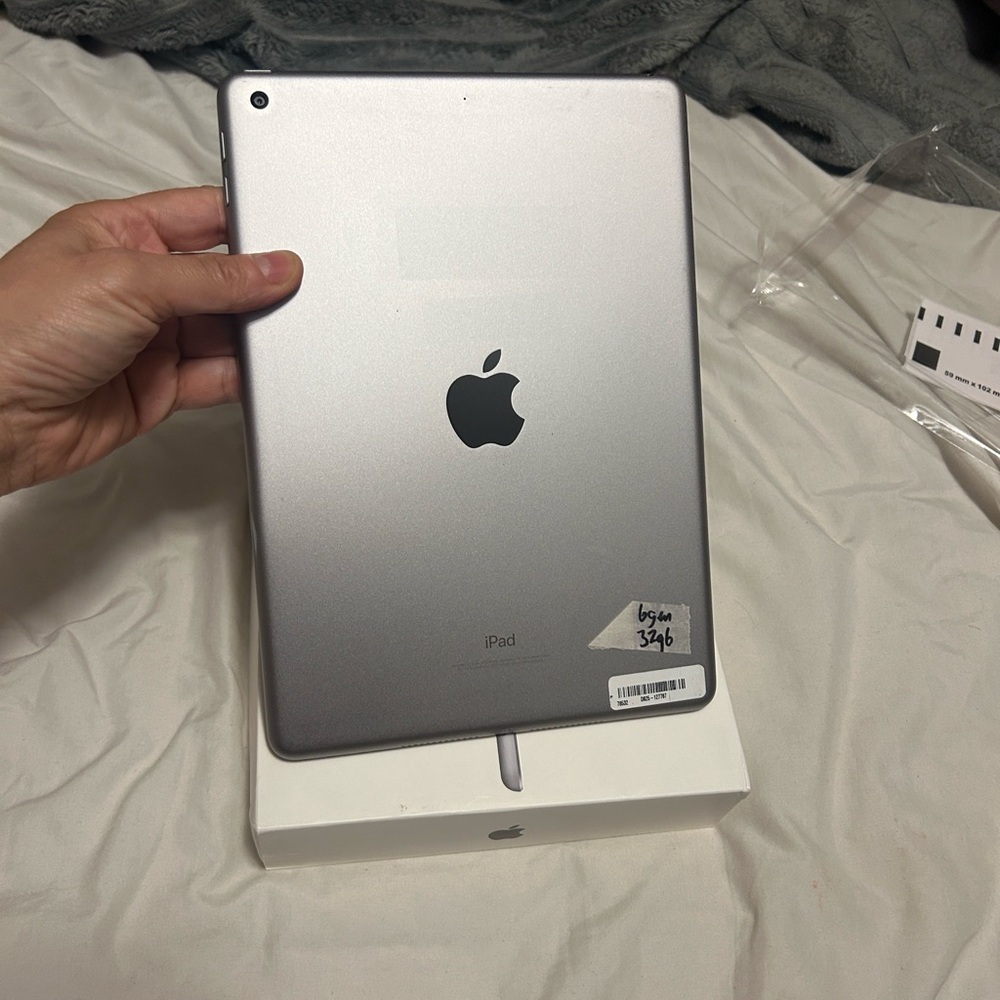 Apple iPad in Sleek Silver 32g 6G